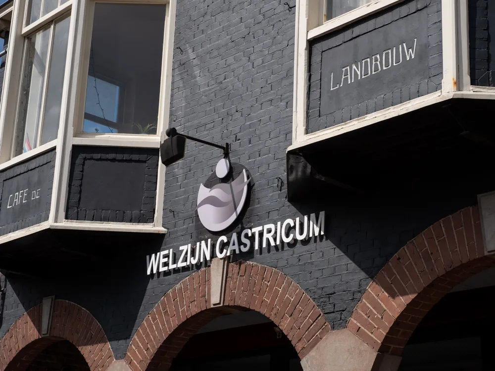 De gevel van het pand van Welzijn Castricum aan de Dorpsstraat