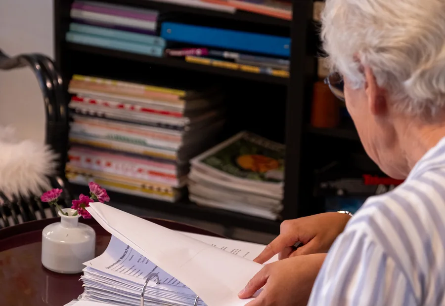 Een deelnemer oefent met lezen en schrijven in het Nederlands