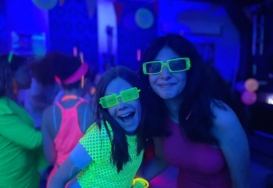 Jongeren hebben plezier tijdens een feest in het jongerencentrum
