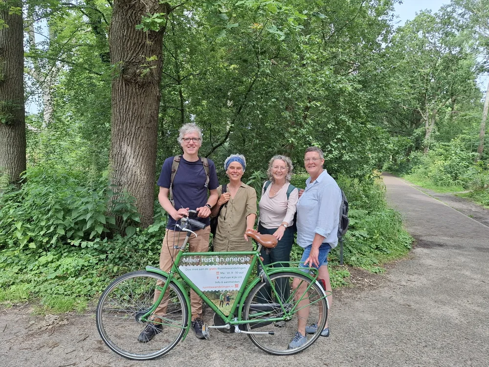 Een groep inwoners maakt samen een wandeling in de natuur bij Castricum