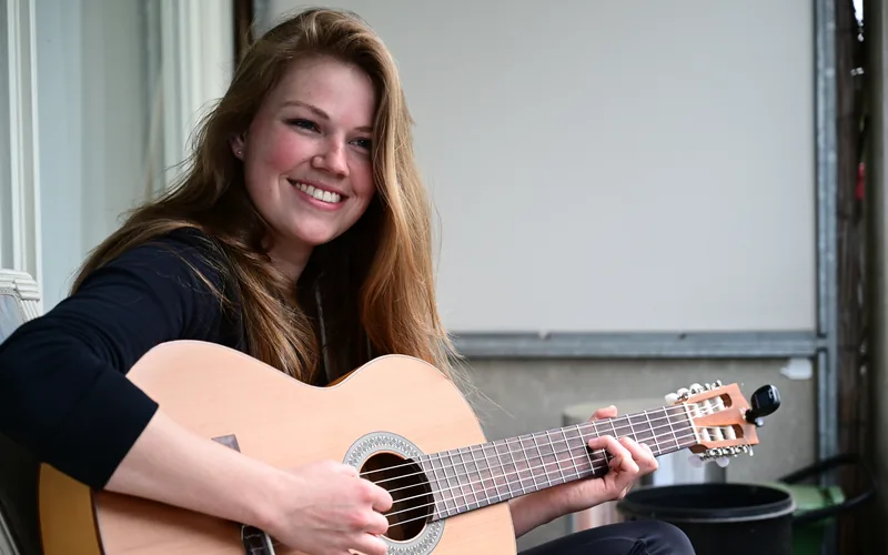 Een vrouw speelt gitaar