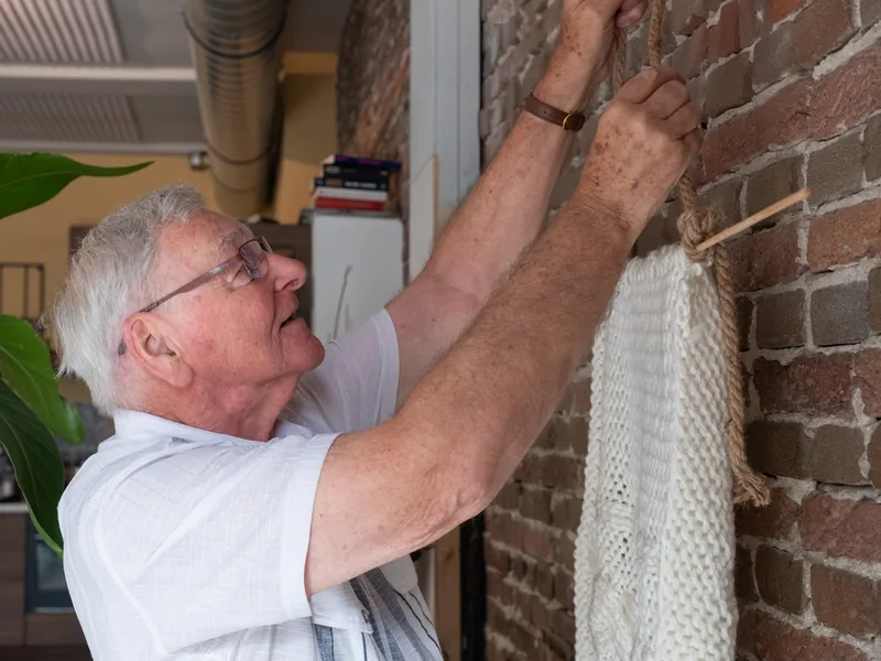 Een vrijwilliger helpt met een kleine klus in huis